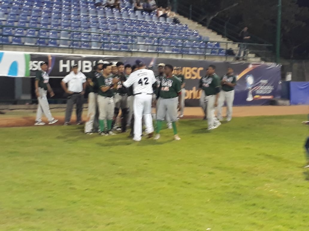 Leonesbbc's tweet photo. @LCBP_Colombia En la sexta entrada, despues de colgar dos outs, se despidió oficialmente del béisbol el lanzador de origen venezolano, Angel Tovar, que recibió homenaje del cuerpo técnico y peloteros de @Leonesbbc y también de @TorosSincelejo #PantalonesTovarForever #RugeLeon https://t.co/UAKm6TANoy