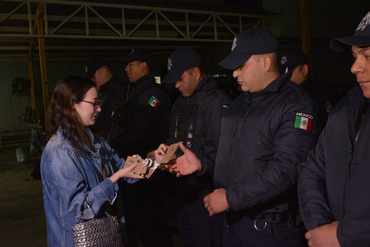 miguelbtrevino's tweet photo. La Regidora @VeneciaGuz y la Directora de Prevención del Delito @patydeobeso visitaron la Secretaría de Seguridad Pública de #SPGG y entregaron cortesías de #CaféOficial a los policías del turno nocturno. Gracias a todos por llenar los tableros de las cafeterías participantes. https://t.co/xcyKcnxQN6