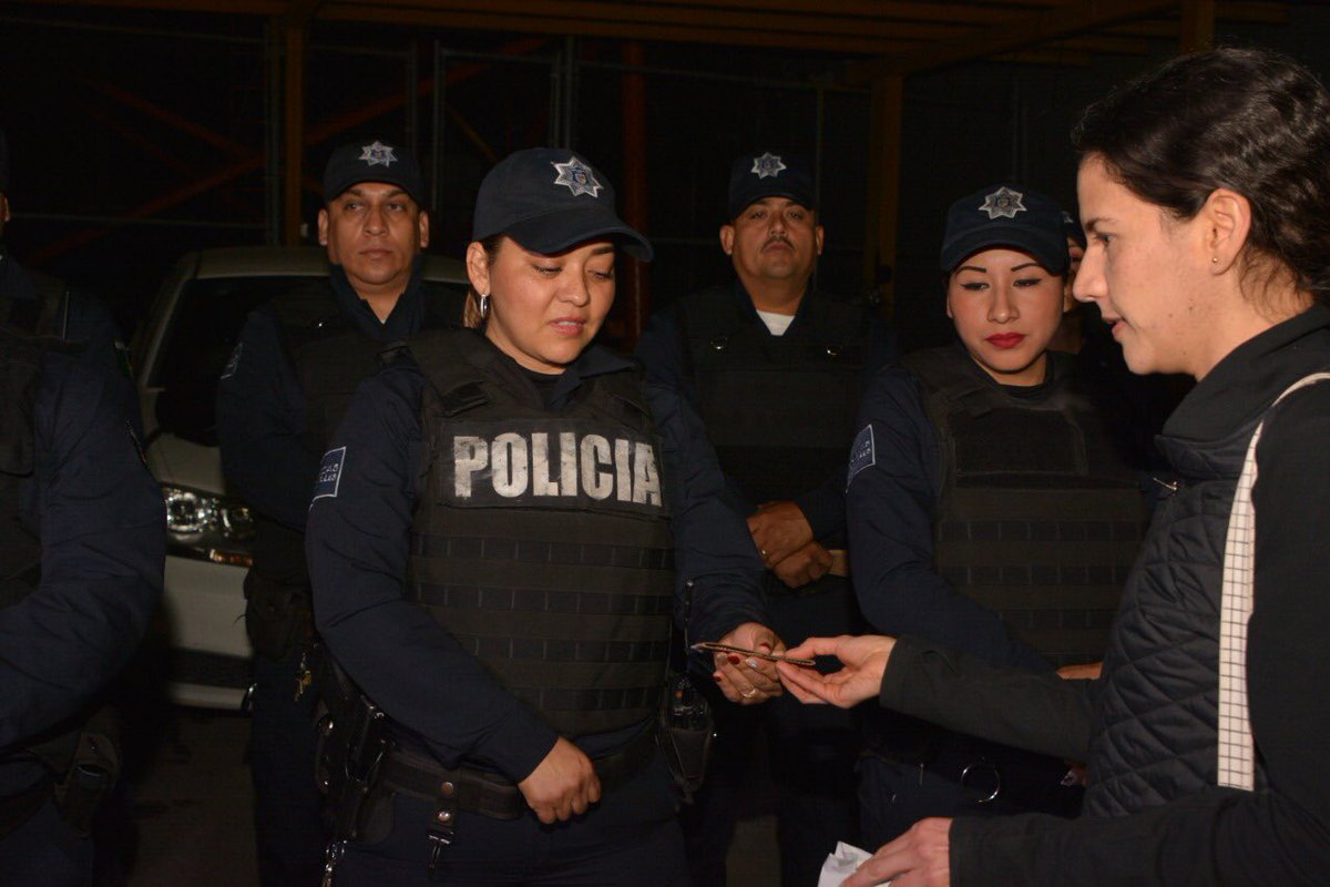 miguelbtrevino's tweet photo. La Regidora @VeneciaGuz y la Directora de Prevención del Delito @patydeobeso visitaron la Secretaría de Seguridad Pública de #SPGG y entregaron cortesías de #CaféOficial a los policías del turno nocturno. Gracias a todos por llenar los tableros de las cafeterías participantes. https://t.co/xcyKcnxQN6