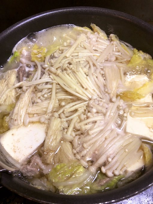 なんだか落ち着かないので軽く呑みつつ夜までだらだらと白菜きのこ鍋食います 