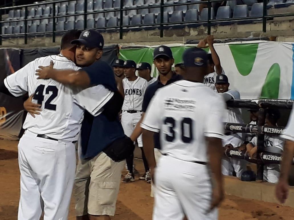 Leonesbbc's tweet photo. @LCBP_Colombia En la sexta entrada, despues de colgar dos outs, se despidió oficialmente del béisbol el lanzador de origen venezolano, Angel Tovar, que recibió homenaje del cuerpo técnico y peloteros de @Leonesbbc y también de @TorosSincelejo #PantalonesTovarForever #RugeLeon https://t.co/UAKm6TANoy