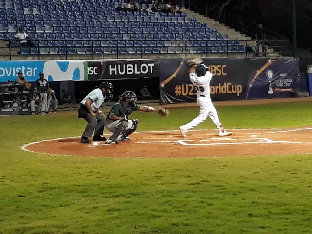 Leonesbbc's tweet photo. En la baja del sexto Leones fabrica dos mas. Se juega la parte baja del séptimo @TorosSincelejo 10-5 @Leonesbbc  @LCBP_Colombia https://t.co/DkOGJfXyF4