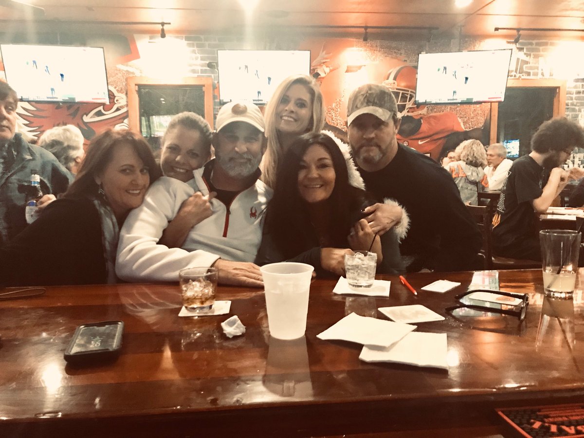 RobbinBrown0606's tweet photo. #PeopleWhoMadeMy2018 #foreverhome #friendsandbooze #powercut #TrustTheProcess #Kevbin #tailrace #tavern https://t.co/yxqfGnPOqa