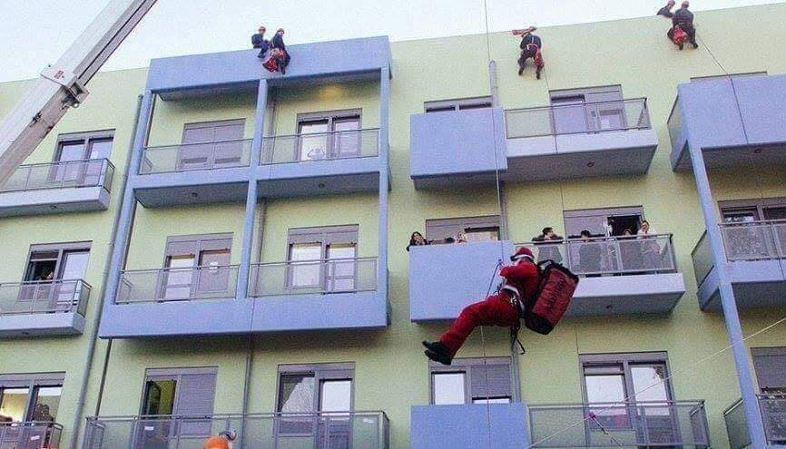 ferminadas85's tweet image. Άνδρες της ΕΜΑΚ άρχισαν να κατεβαίνουν με σχοινιά από την οροφή του κτηρίου της Ογκολογικής Μονάδας Παίδων , σταματώντας στα μπαλκόνια των παιδιών που δεν μπορούσαν να κατέβουν στον προαύλιο χώρο για να τους δώσουν τα δώρα τους.
Μέσα στη μαυρίλα τόση χαρά έστω για λίγο...