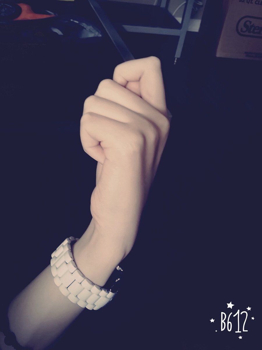 Request_hand's tweet photo. 그림그리다가 손 모양이 고민될 때, 
사진자료가 꼭 마음에 들지 않을 때, 
뭘 들고 있는걸 그려야되는데 자료도 3D모델링도 애매할 때 
리퀘박스에 설명해 주시면 그에 맞게 손을 찍어 올려드립니다

당신을 위한 리퀘스트 손짤봇 https://t.co/8nwQKTaPbB