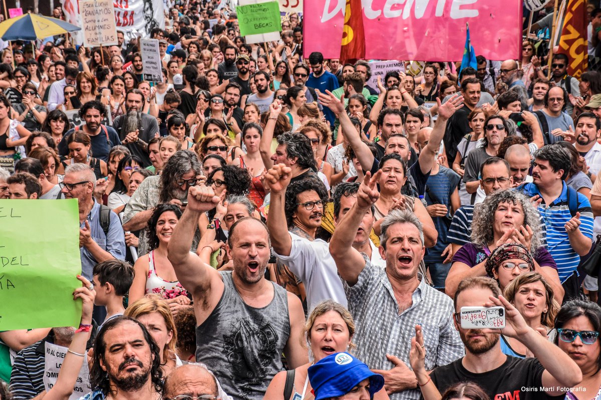 FielExponente's tweet photo. Masiva movilización de la comunidad educativa contra el cierre de las escuelas nocturnas.
#LarretaCierraEscuelas #LarretaAjusta #NoAlCierreDeLasEscuelas #NoAlCierreDeLasEscuelasNocturnas https://t.co/UTg0gOK69q
