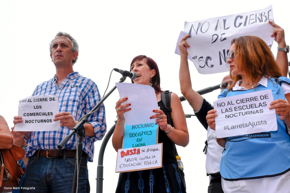 FielExponente's tweet photo. Masiva movilización de la comunidad educativa contra el cierre de las escuelas nocturnas.
#LarretaCierraEscuelas #LarretaAjusta #NoAlCierreDeLasEscuelas #NoAlCierreDeLasEscuelasNocturnas https://t.co/UTg0gOK69q