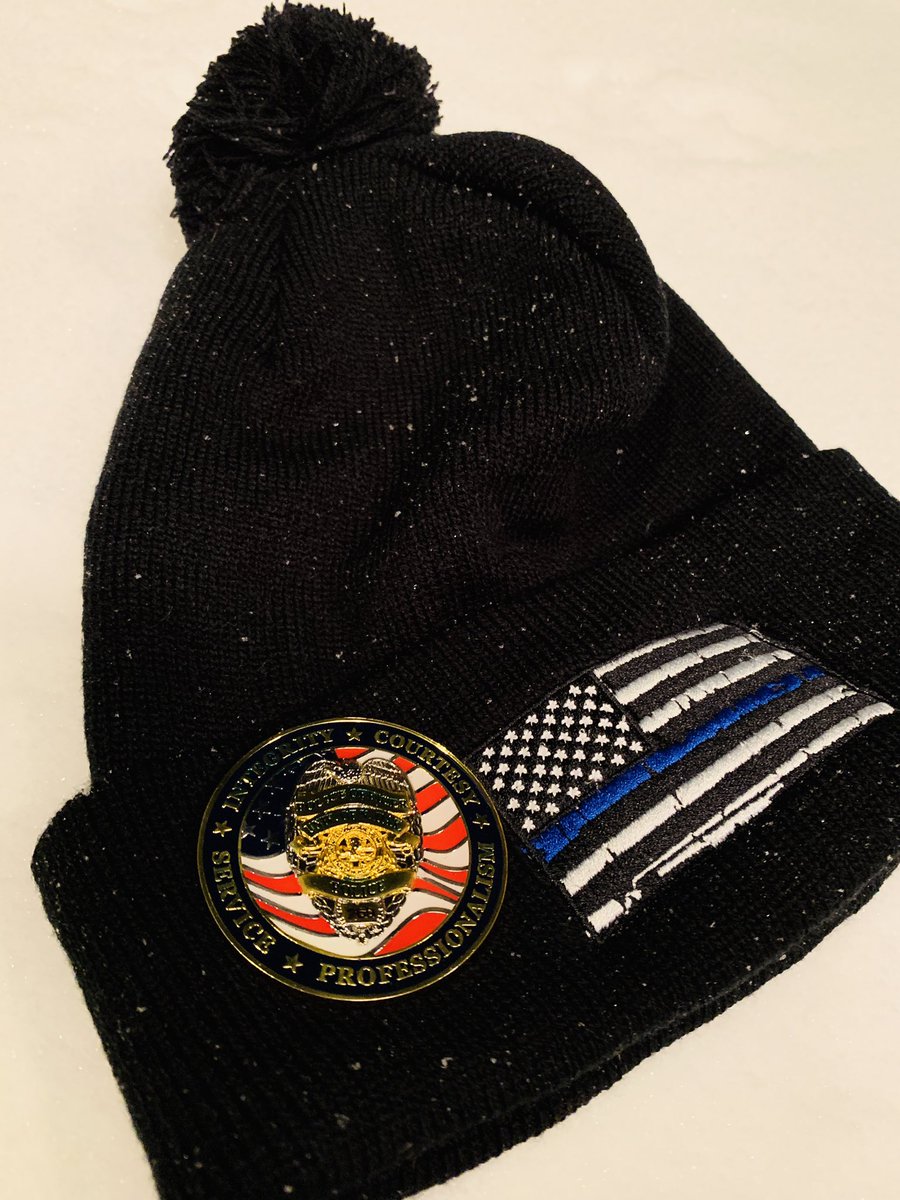 #BlizzardGiveaway Because of our wonderful weather we are going to do a small giveaway of this beanie &amp; UND Police challenge coin! Make sure you #FOLLOWUS then #RETWEET, &amp; #LIKE this post! #BestCopsAround 👮‍♀️