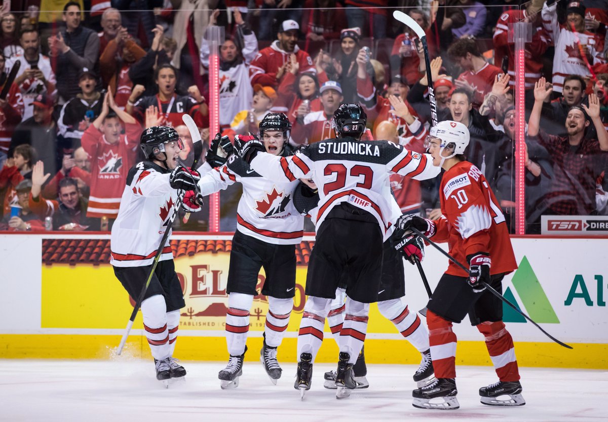 RC_Sports's tweet photo. Le Canada 🇨🇦 l'emporte 3-2 contre la Suisse 🇨🇭 au Championnat mondial de hockey junior. 🏒

#hockey #WorldJuniors https://t.co/2UAAx6Atn8