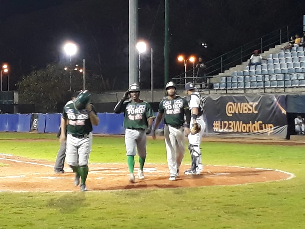 Leonesbbc's tweet photo. Cuadrangular solitario de Ericson Leonora para la rayita de despedida de Leones de su estadio, más otra carrera fabricada al cierre del juego. Score final  @TorosSincelejo 16 - 7 @Leonesbbc @LCBP_Colombia https://t.co/4jARyoXUJt