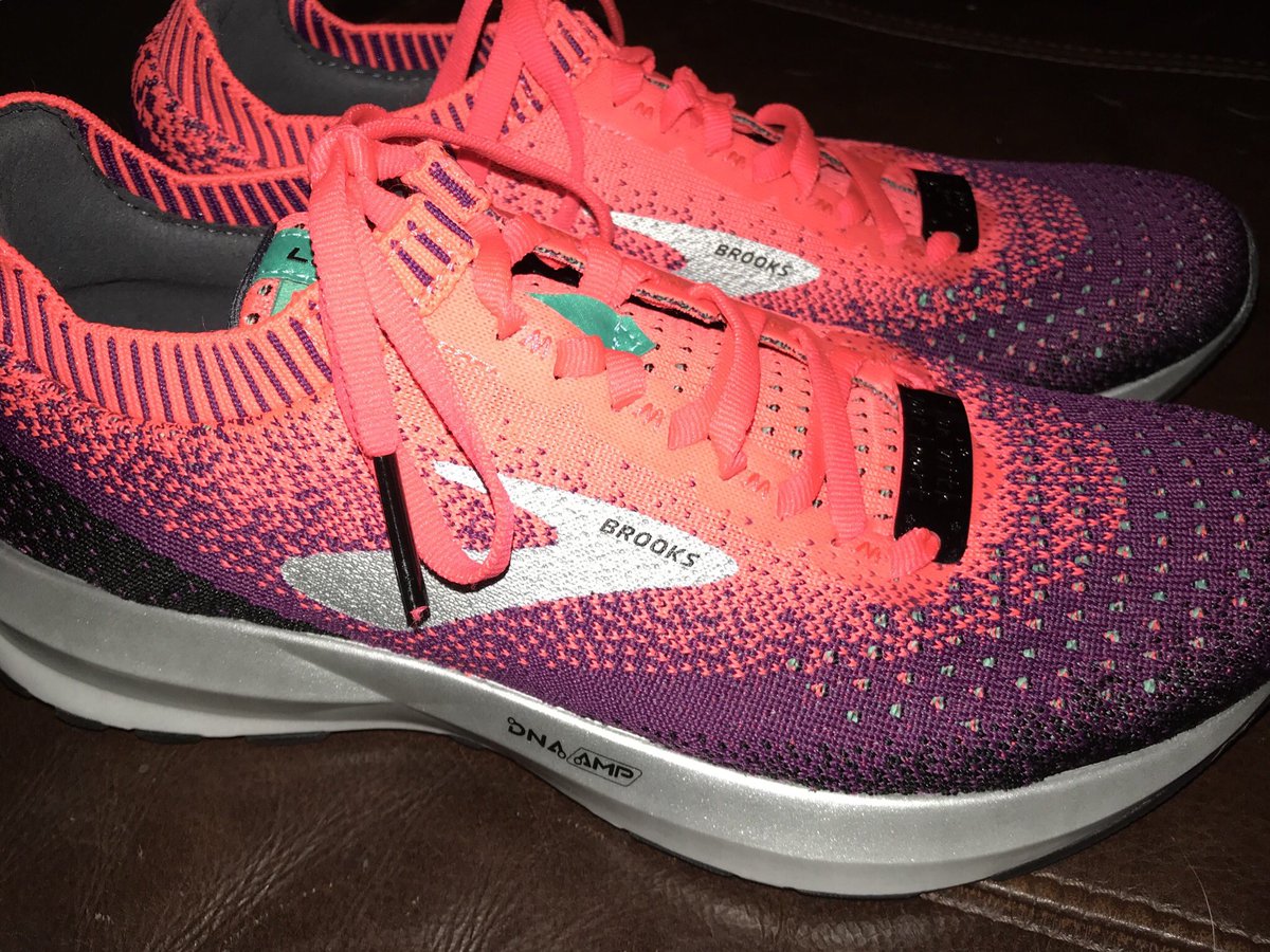 runninghorizon's tweet photo. Not only did I get new running shoes for Christmas, I also got some bling for them! They were just what I needed for my 4+ mile run today. #run #runtheyear2018 #runmotivators #brooksrunning #runchat #runwithyourheart #IRun4Abby https://t.co/YVGkScoe83