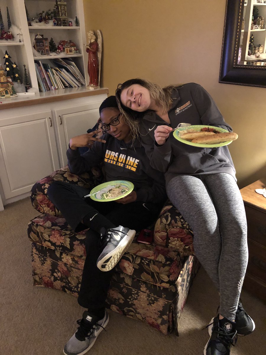 LourdesWBB's tweet photo. #teamdinner #family #together #thankyou #pasta #brownies #morethanoneplate #goingforseconds #appreciationpost #lourdesuniversity #sylvania https://t.co/OhxEe0j5nN