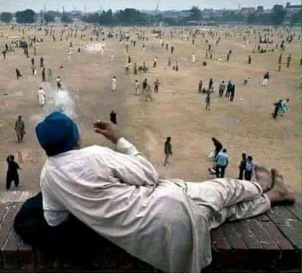 mfawmis's tweet photo. This is how #2019January is watching us from a distance. 😐😂 https://t.co/n5ftMekM8b