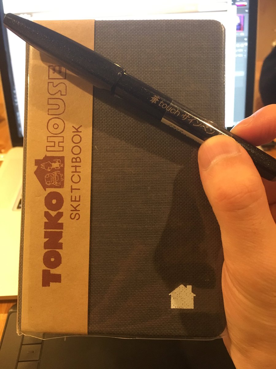 トンコスケッチブックが取り扱い始まったのですが、めちゃくちゃ描き味よいです。おすすめはこのペンとの組み合わせ。今まで使ってたもので一番描きやすいかも。#トン活 