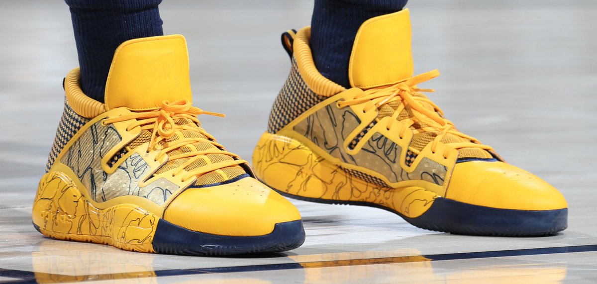 🏀 #NBAKicks 👟 en "🏀 @spidadmitchell's #NBAKicks tonight! #TeamIsEverything 👟: adidas Pro Vision