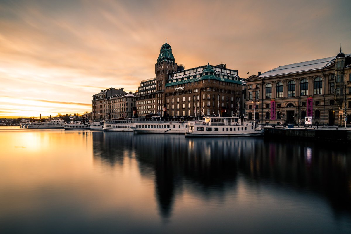 exploragrapher's tweet photo. Sunrise over Nybroviken, Stockholm. #travelstoke #travelphotography #sunrise #stockholm #sweden #natgeotravel #wanderlust #eosr https://t.co/JtWhQBahFs