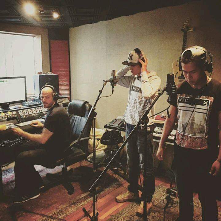 MetnalR's tweet photo. #YaEsNormalEnTwitter 
#28Dic 
#SelfieForDae 
#rap 
#Estudio 
#photography https://t.co/Uft9RF2SAN