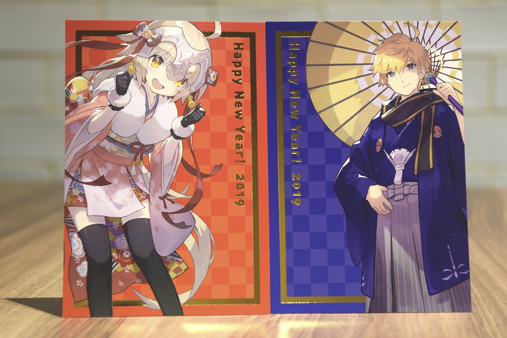 アニプレックス Goods Team C95商品情報 Fgo より ハッピーニューイヤー グッズセットをご紹介します 新年をイメージした華やかな和装の二人を さいとうなおきさんに描いていただきました さらに今回はそれぞれのサーヴァントから電話が