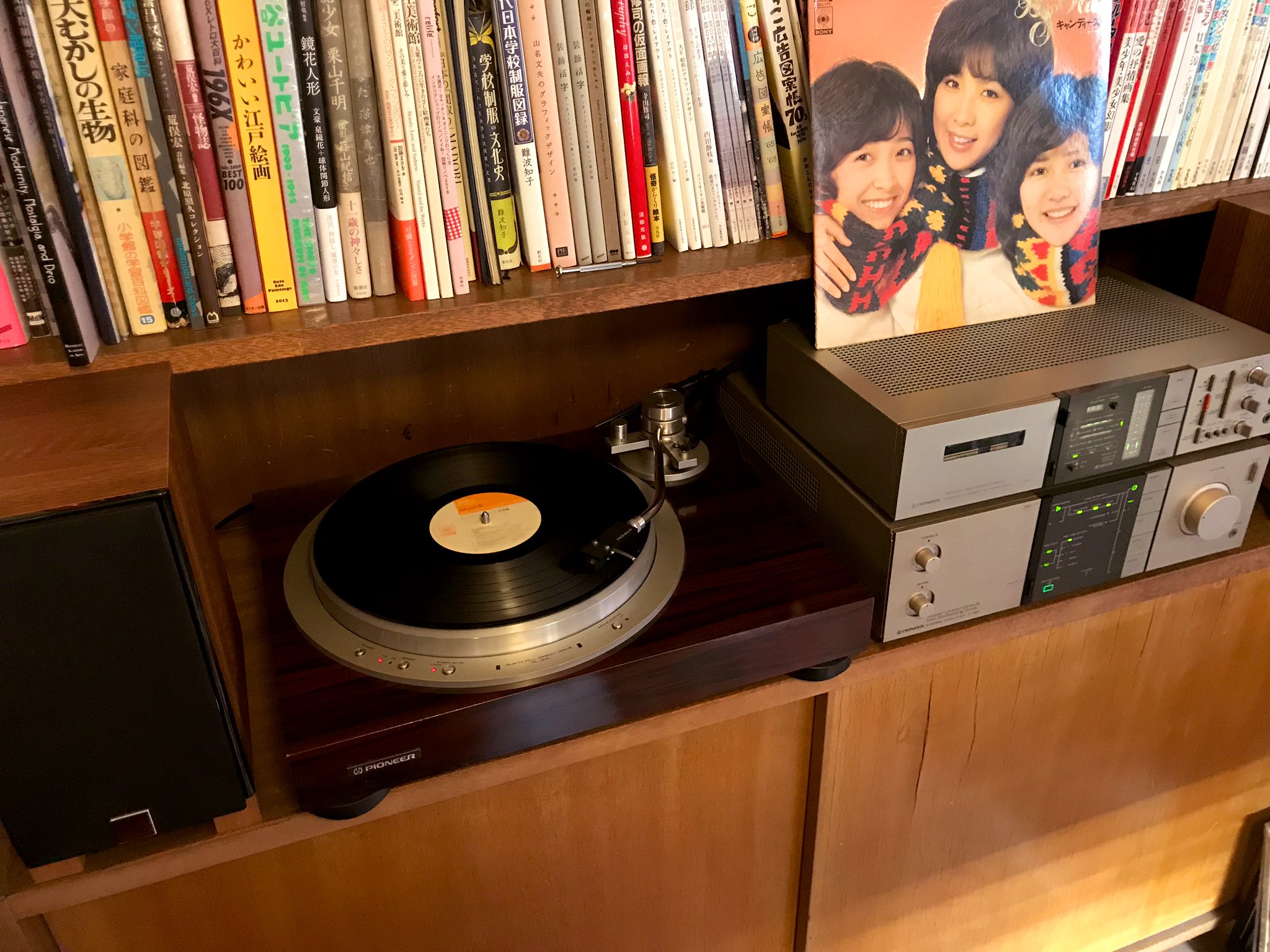 江津匡士 レコードプレーヤーが届いた 久しぶりに聞くアナログレコード やっぱり良いなと思う しかし集めていたレコードはとうの 昔に売ってしまっていて手元には数枚しか残っていないのです わずかなレコードの中から選んだのはキャンディーズのベスト