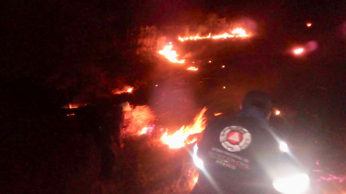 PC_Soledad's tweet photo. #PCSGS informa que se acude al reporte de un incendio forestal en el kilómetro 32 de la carretera a Matehuala en las inmediaciones de Estación Ventura, se trabaja con los distintos cuerpos de emergencia en lugar https://t.co/YVKHIoNfes