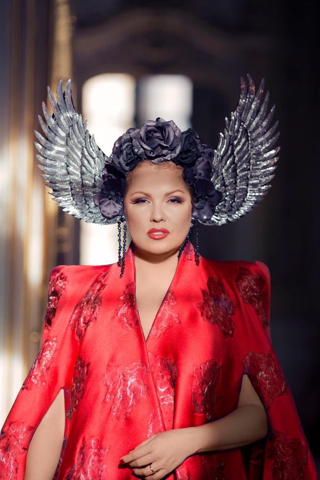 JordiMadd's tweet photo. La #topsoprano rusa @AnnaNetrebko sorprenderá con una actuación estelar en el último capítulo de @GameOfThrones. La #diva ha firmado una aparición protagonista en el esperado capítulo final. Anna cantará en una gran escena de coronación. #Netrebko es fan confesa de la serie @HBO https://t.co/6gBjXeBCzN