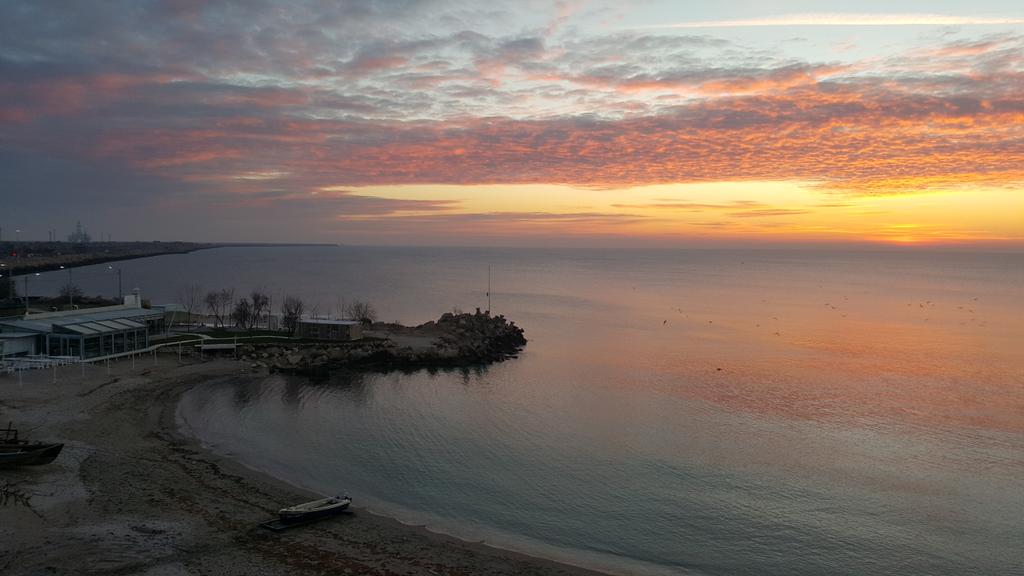 Costindte's tweet photo. Rasarit la sfarsit de an #eforie #golfulpescarilor #farafiltre https://t.co/yjiFQKuYfw