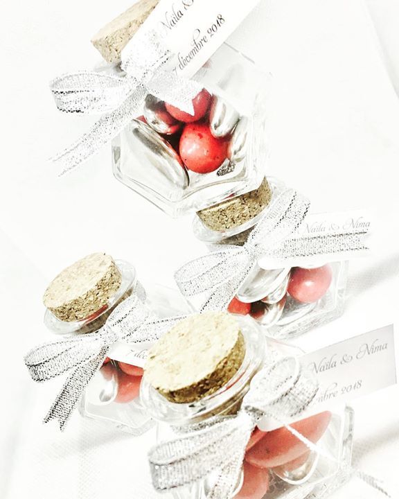 chriskettelz's tweet photo. Pot à dragées hexagonal en verre avec de délicieux galets, amandes grillées enrobées de gianduja et des dragées au chocolat décor argent #mariage #dragees #drageesmariage #mariagetendance https://t.co/OEJ7QPS08L