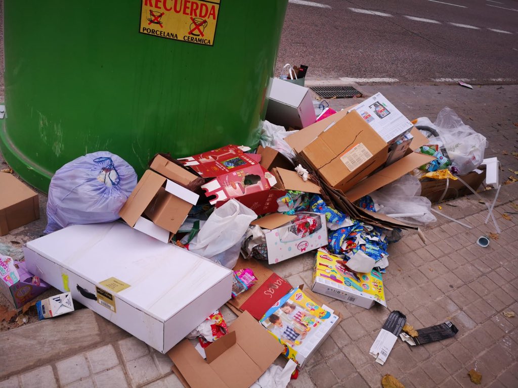 RaquelViBe's tweet photo. @AjuntamentVLC @pepoiro La solución no es únicamente recoger los residuos, sino colocar el resto de contenedores para que la basura no se acumule en la calle y el contenedor de vidrio no se llene de otros residuos. Esto es insalubre y una vergüenza. https://t.co/8Ova4mOxNx