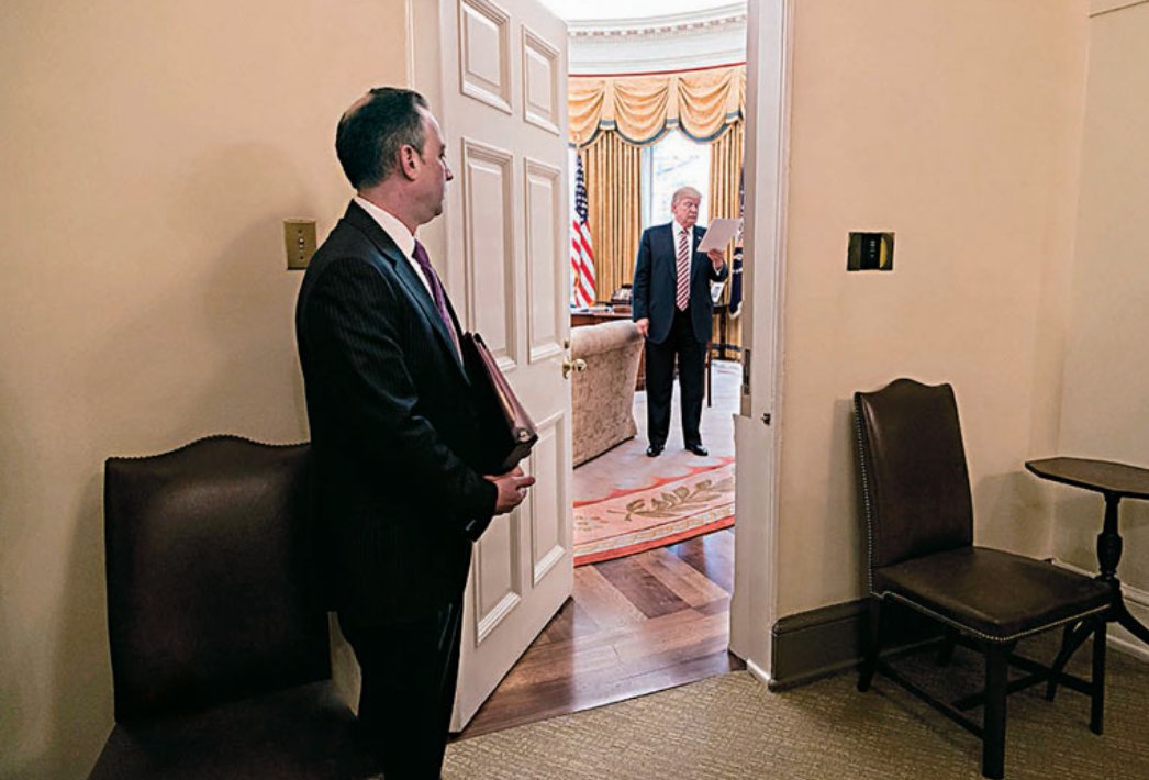 RocaEditorial's tweet image. Reince #Priebus, primer jefe de personal de Trump y crítico con su gestión, ante el Despacho Oval. Es una de las imágenes del gobierno #Trump que encontraréis en #Miedo #TrumpEnLaCasaBlanca 👉🏻 bit.ly/2CkJR2M #LibroTrump