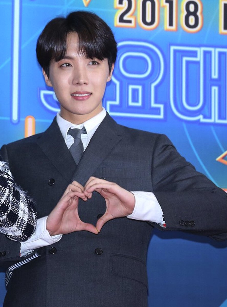 [#KBSGayoDaechukje2018] 181228 

Media photos of <a href="/BTS_twt/">방탄소년단</a> on the red carpet - Hyung line

#BTS #방탄소년단 #MCSeokjinReturns