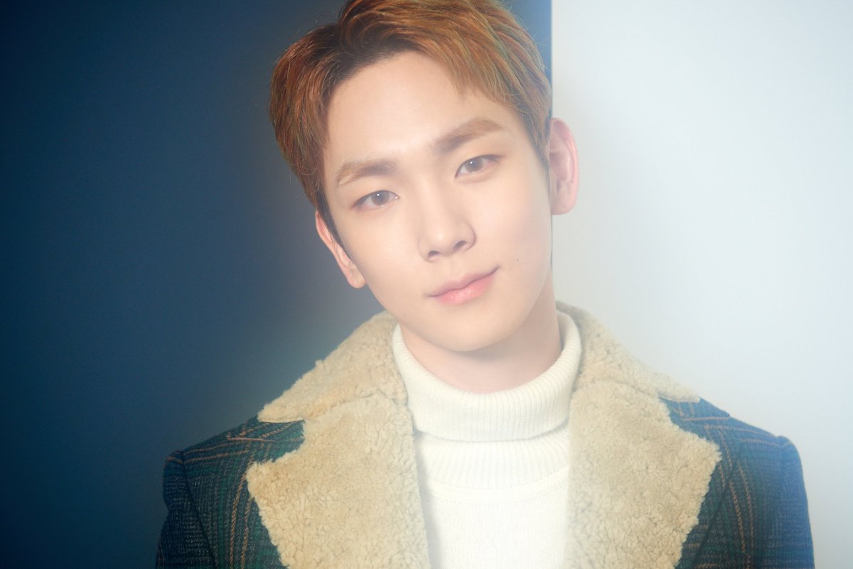 with_magazine's tweet photo. 【SHINee・KEYのインタビュー&amp;撮り下ろし写真を公開😍】ファーストミニアルバム『Hologram』の発売を記念して、with onlineがKEYさんにインタビュー❤️撮り下ろし写真も必見📸サイン入りポラプレゼントキャンペーンも実施中です☺️ インタビュー&amp;写真はコチラ❤️👉https://t.co/gg9wMbopRE  #SHINee #KEY https://t.co/FJGWtvCSrb