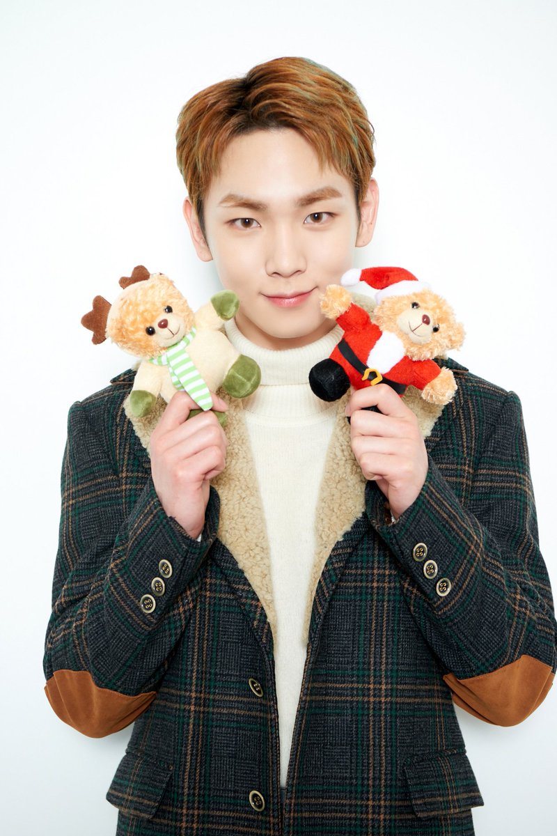 with_magazine's tweet photo. 【SHINee・KEYのインタビュー&amp;撮り下ろし写真を公開😍】ファーストミニアルバム『Hologram』の発売を記念して、with onlineがKEYさんにインタビュー❤️撮り下ろし写真も必見📸サイン入りポラプレゼントキャンペーンも実施中です☺️ インタビュー&amp;写真はコチラ❤️👉https://t.co/gg9wMbopRE  #SHINee #KEY https://t.co/FJGWtvCSrb