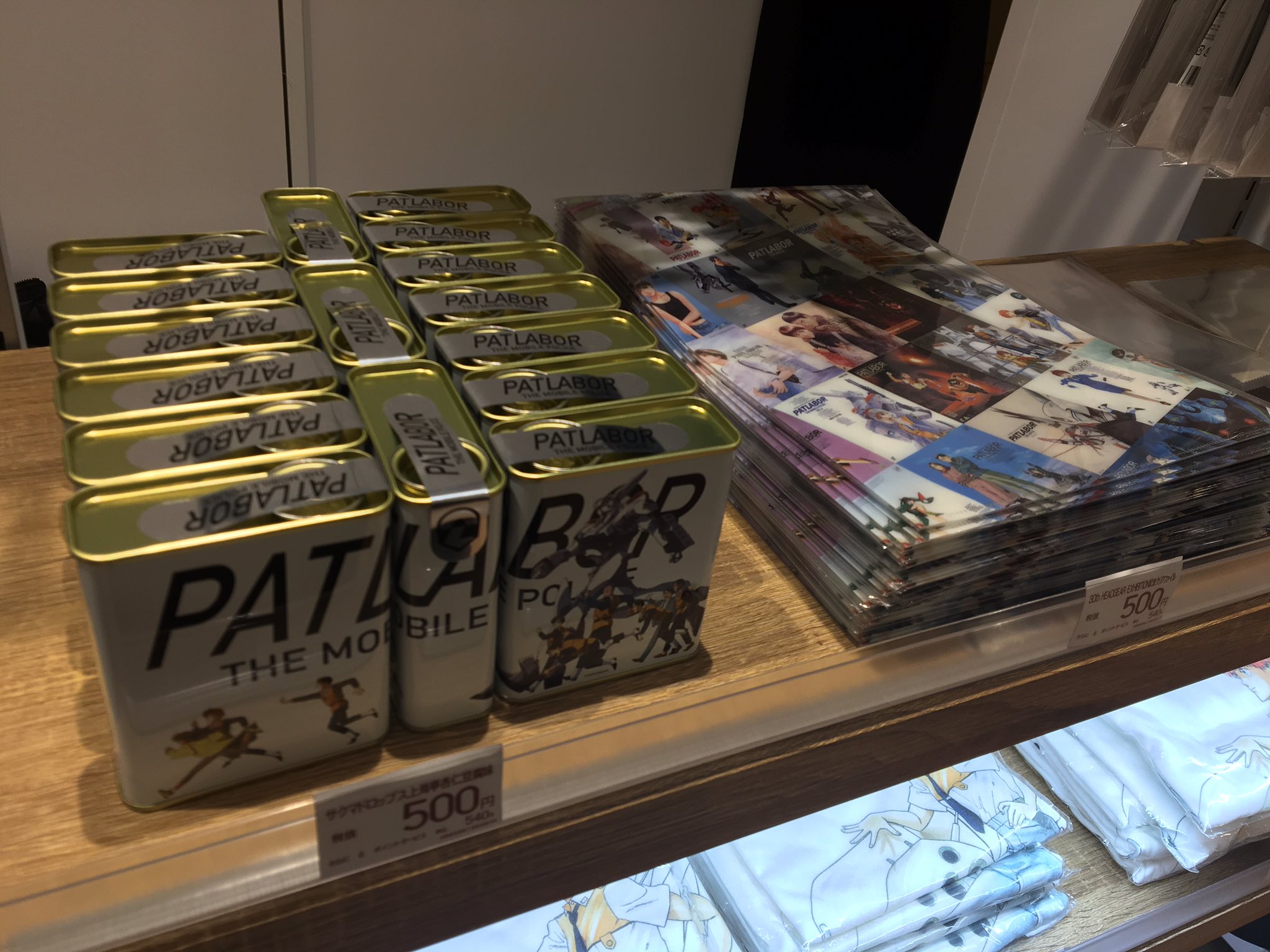 機動警察パトレイバー公式 特車二課ヘルメット遂に完成 ソフマップakiba 号館パトレイバーコーナーは6階になります ブックレットのほか 会場で品切れになってしまった30周年記念クリアファイル Hosメガネ拭きもご用意しています