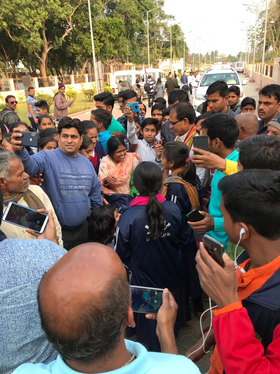 ChouhanShivraj's tweet photo. ओड़िशा के मेरे प्यारे भांजी-भांजियों और भाई-बहनों का आभार। आज कोणार्क में आप लोगों ने जो मुझे स्नेह दिया उससे मन आनंदित है। यहां भी बच्चे मामा-मामा कहकर पुकारते हैं, यह सुनकर मेरा मन प्रफुल्लित हो गया। https://t.co/v8ozZKp2mK