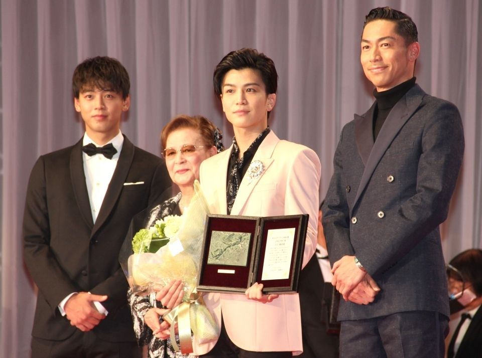 Exile 最新ニュース 在 Twitter 上 記事 岩田剛典 石原裕次郎新人賞に 光栄 竹内涼真 Akiraが祝福 岩田剛典が 第31回日刊スポーツ映画大賞 石原裕次郎賞 で石原裕次郎新人賞を受賞し 28日 都内で行われた授賞式に出席 昨年度の受賞者 竹内涼真 先輩