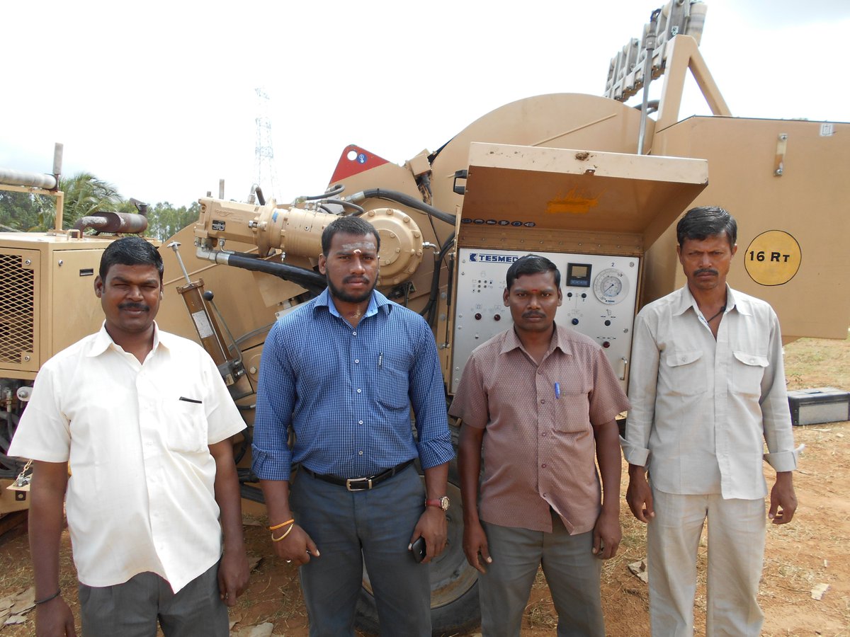 MonalPatelMAP's tweet photo. Larsen team with their Tesmec machine at a job site

#TESMAP #TESMEC #LarsenTeam #Machine #Larsen_Team #JobSite https://t.co/SX4ARtIlOi