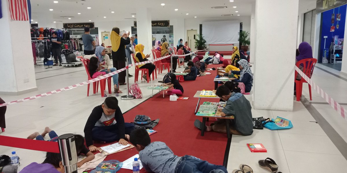 JunctionKluang's tweet photo. Sekitar pertandingan mewarna yang berlansung pada pagi tadi. Tahniah kepada pemenang.

#pasarlambak
#kluangjunction
#pertaandinganmewarna https://t.co/W3bP1tE35a