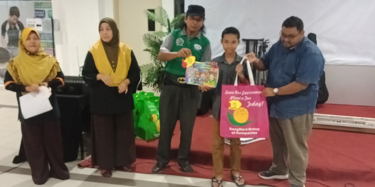 JunctionKluang's tweet photo. Sekitar pertandingan mewarna yang berlansung pada pagi tadi. Tahniah kepada pemenang.

#pasarlambak
#kluangjunction
#pertaandinganmewarna https://t.co/dOmBfFAGv0