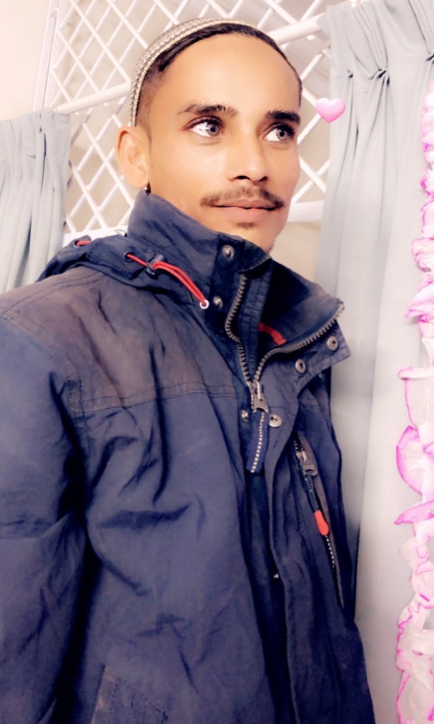 suitsandcoffeee's tweet photo. Forget the #chaiwala #phoolwala #flowerguy #pakistan #karachi https://t.co/M4pNS1lrKX