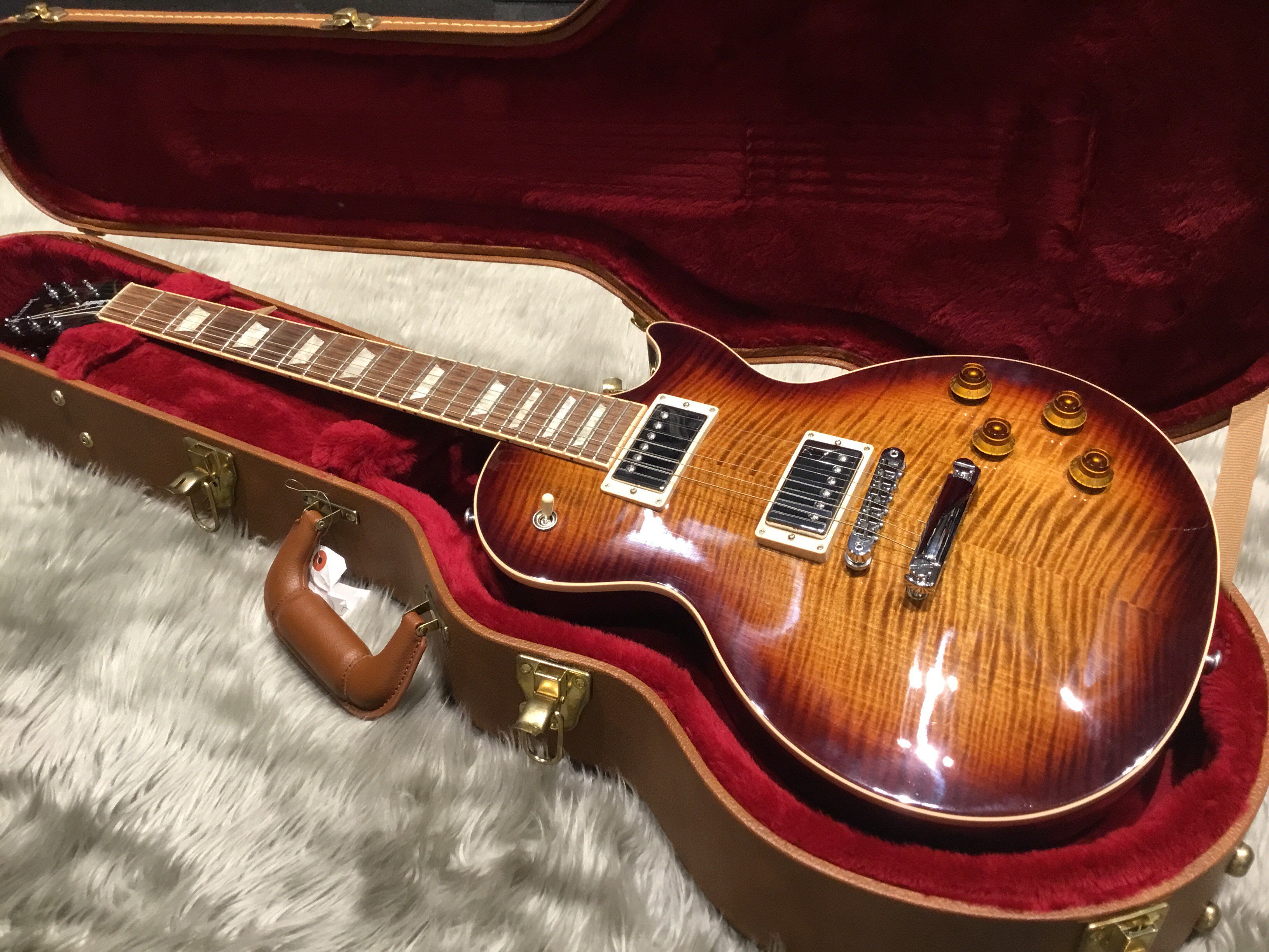 島村楽器 イオンモールりんくう泉南店 エレキギター入荷情報 ギブソンのレスポール スタンダード17 の新品特価品が入荷しました 渋めのカラーと細かなトラ目がめっちゃカッコイイです 憧れのギブソン持って年越しですよ