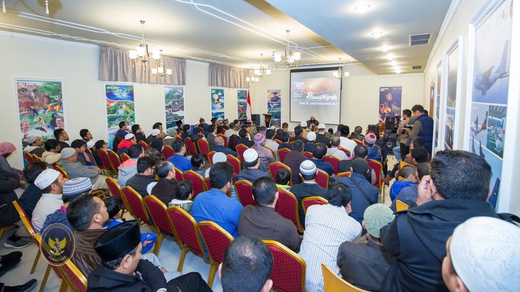 IndonesiaInKWT's tweet image. Suasana aula KBRI dipadati oleh masyarakat Indonesia di Kuwait yang membludak, dalam kajian ustad Syafiq Riza Basalamah dengan tema Hikmah Hijrah, Kamis malam kemarin. #KBRIKuwait