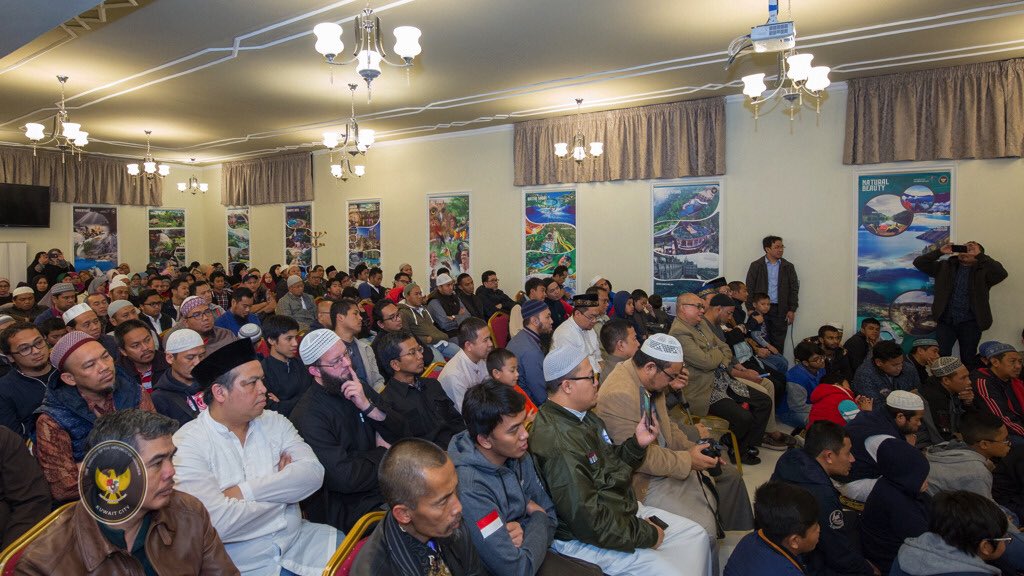 IndonesiaInKWT's tweet image. Suasana aula KBRI dipadati oleh masyarakat Indonesia di Kuwait yang membludak, dalam kajian ustad Syafiq Riza Basalamah dengan tema Hikmah Hijrah, Kamis malam kemarin. #KBRIKuwait