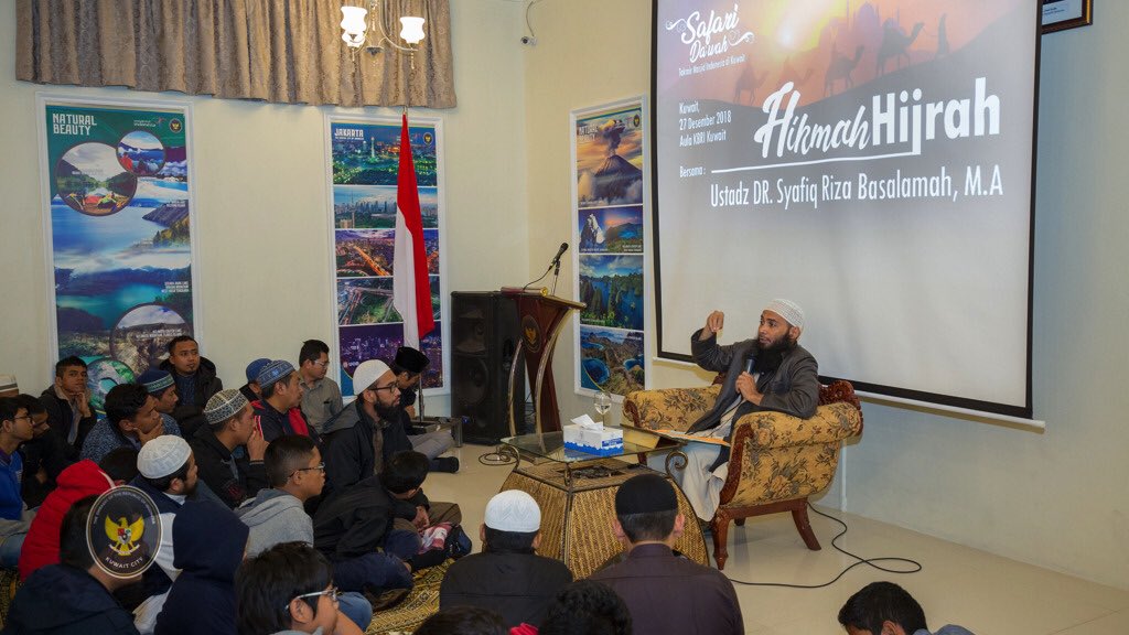 IndonesiaInKWT's tweet image. Suasana aula KBRI dipadati oleh masyarakat Indonesia di Kuwait yang membludak, dalam kajian ustad Syafiq Riza Basalamah dengan tema Hikmah Hijrah, Kamis malam kemarin. #KBRIKuwait