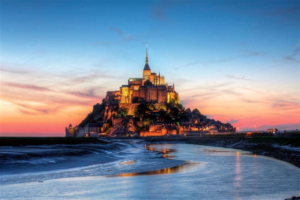 ViajesNG's tweet photo. ¡Ayuda! En la redacción no nos ponemos de acuerdo... ¿Qué atardecer os parece más bello? RT si el de Mont Saint-Michel, Normandía, o FAV si el de la puerta de los dioses, en Japón. #FelizViernes �� https://t.co/7SqpKrXmYS