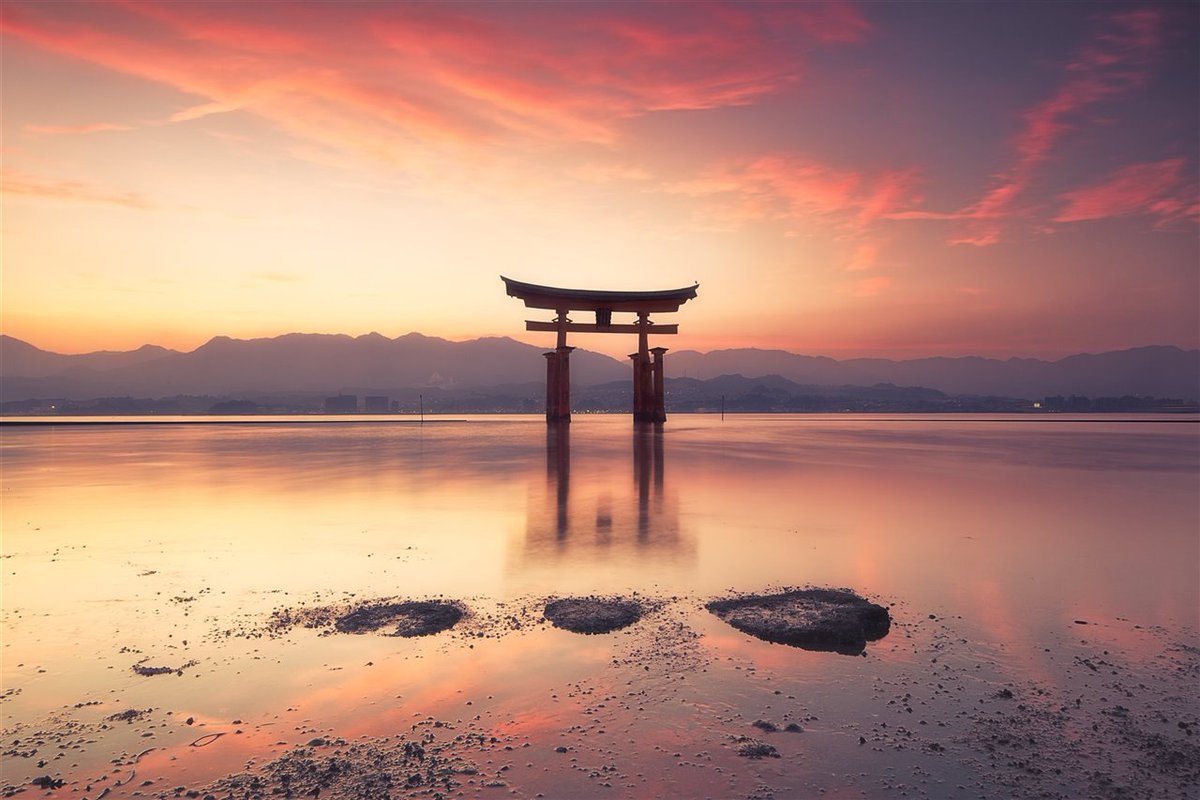 ViajesNG's tweet photo. ¡Ayuda! En la redacción no nos ponemos de acuerdo... ¿Qué atardecer os parece más bello? RT si el de Mont Saint-Michel, Normandía, o FAV si el de la puerta de los dioses, en Japón. #FelizViernes �� https://t.co/7SqpKrXmYS