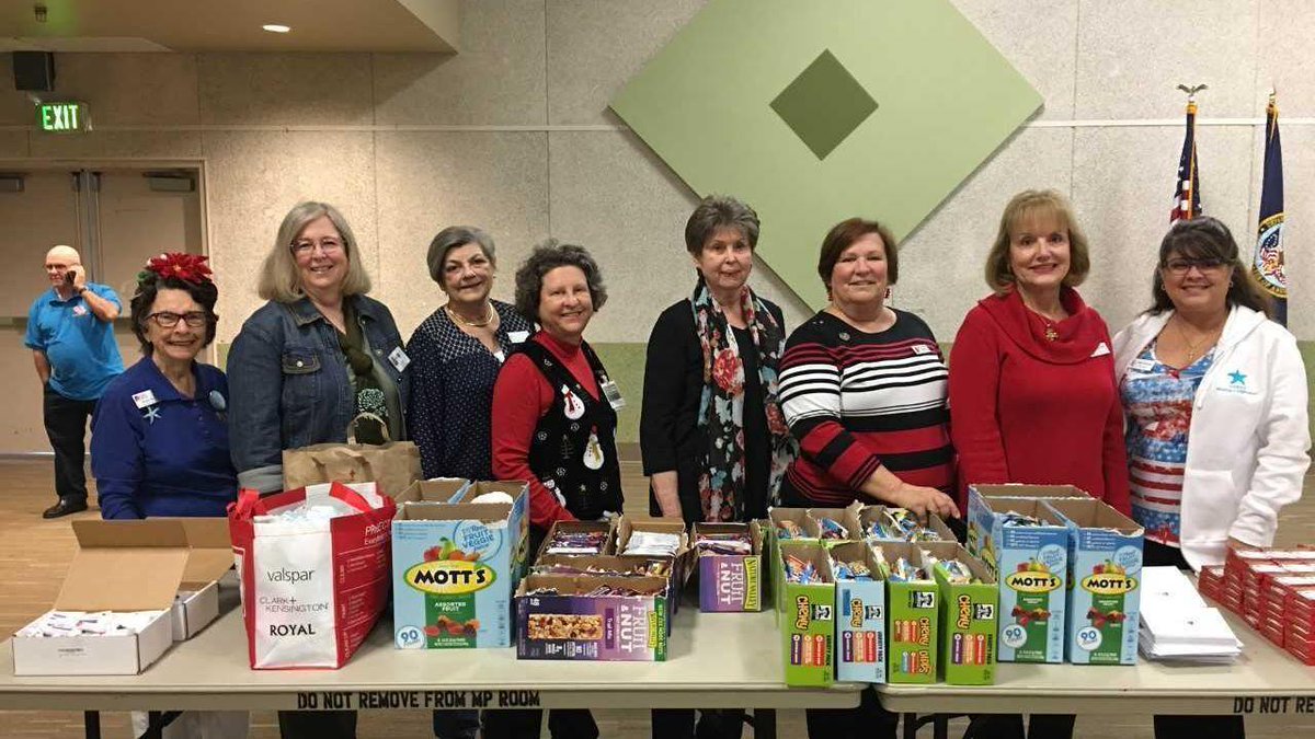 zesty_padres's tweet photo. Packages delivered to veterans at hospital https://t.co/wmoH3M8ELz https://t.co/v0oQDeP5H5