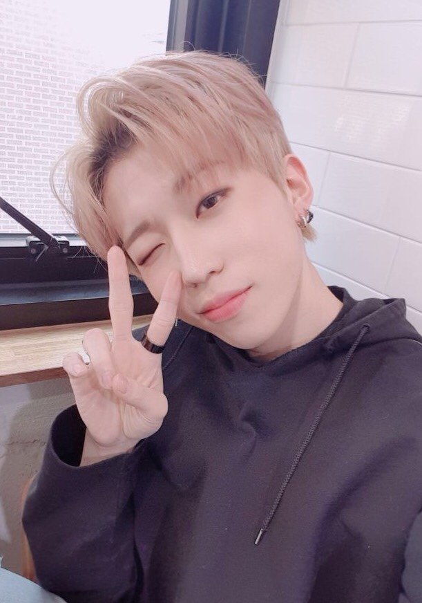 DIA_CRUNCH's tweet photo. [#OV] 디아나 와썹! 김오뷔입니다. 오늘 진짜 너무너무 추운 것 같아요 ㅠㅠ 살인추위 ㅠㅠ 오늘은 핫팩에 롱패딩이 기본인 거 아시죠?? 더 좋은 건 밖으로 안 나가는겁니다. ㅋㅋㅋ 그럼 안뇽!!
#오비도비 #얼었오뷔 #스쿨어택
#고마워요 #학생분들♡ #필수해요 #배화여중 #서울여중 https://t.co/LJ3HuF350U