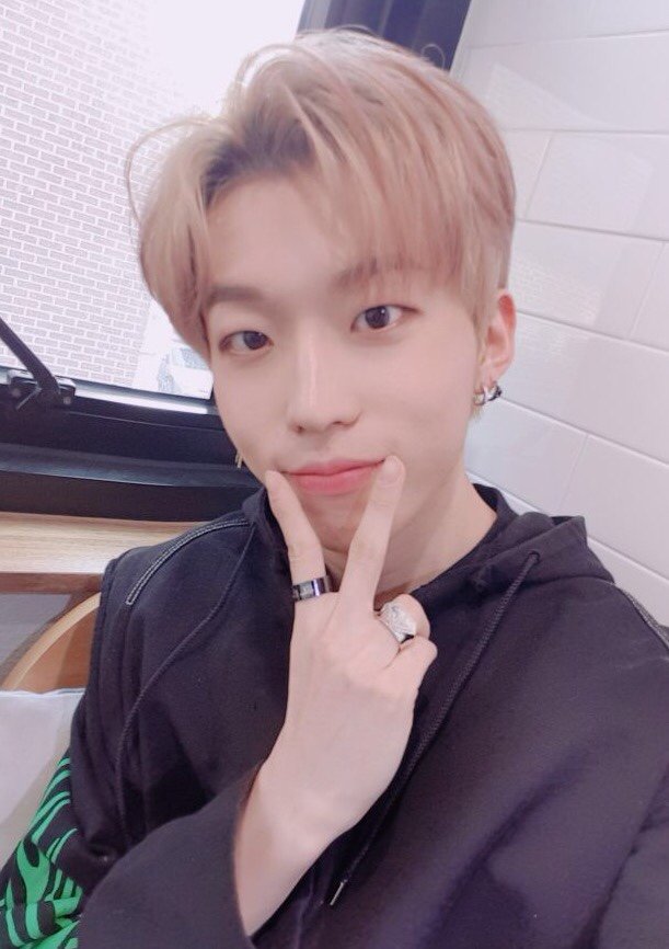 DIA_CRUNCH's tweet photo. [#OV] 디아나 와썹! 김오뷔입니다. 오늘 진짜 너무너무 추운 것 같아요 ㅠㅠ 살인추위 ㅠㅠ 오늘은 핫팩에 롱패딩이 기본인 거 아시죠?? 더 좋은 건 밖으로 안 나가는겁니다. ㅋㅋㅋ 그럼 안뇽!!
#오비도비 #얼었오뷔 #스쿨어택
#고마워요 #학생분들♡ #필수해요 #배화여중 #서울여중 https://t.co/LJ3HuF350U