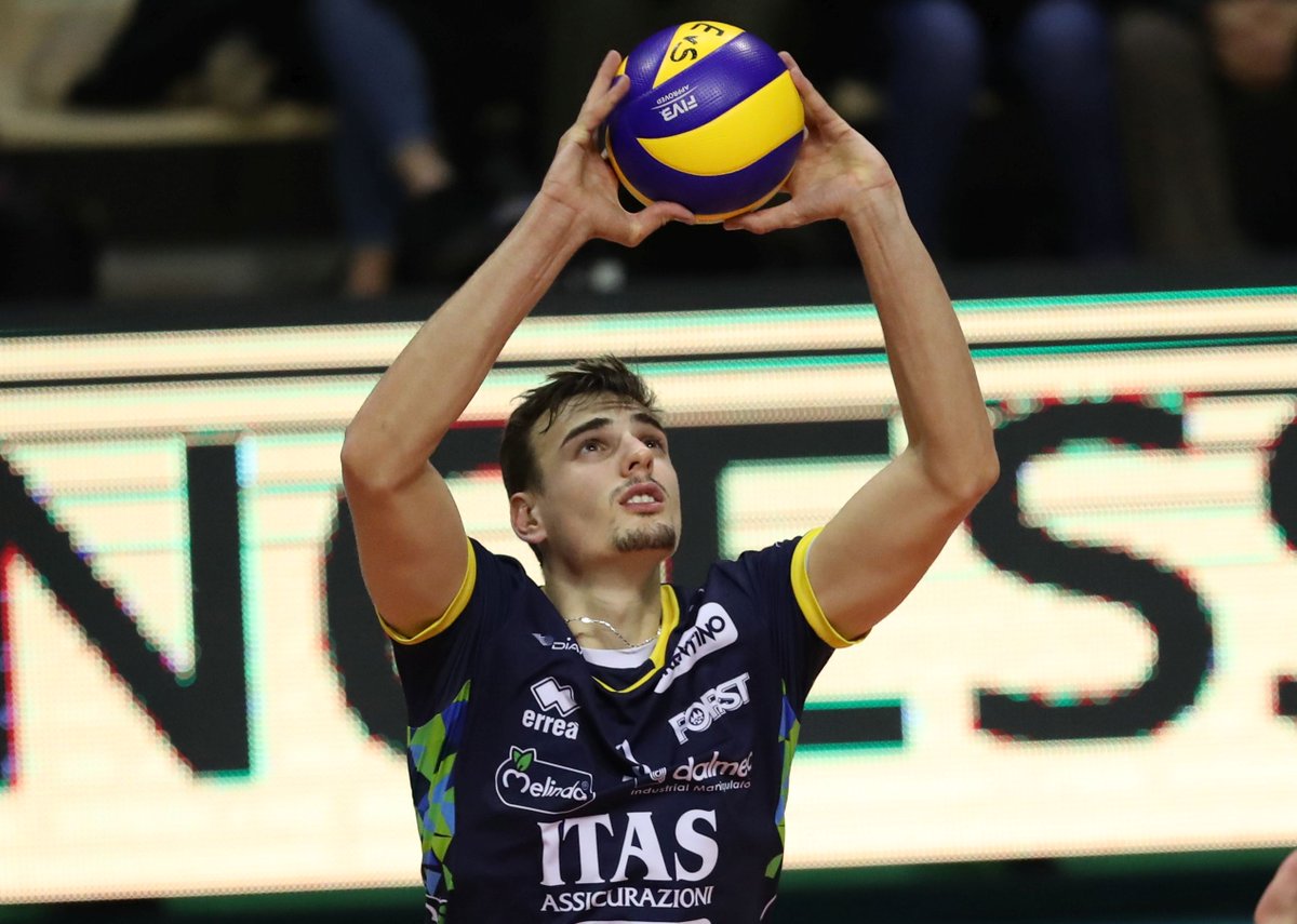 trentinovolley's tweet photo. STATISTICHE - Con la partita di #Siena, Simone #Giannelli ha raggiunto quota 216 gare con #TrentinoVolley diventando il 6°giocatore più presente della storia gialloblù: superato #DellaLunga (215). Davanti a lui #Birarelli, #Colaci (345), #Bari (339), #Kaziyski (334), #Lanza (300) https://t.co/5zSmSkaPS1