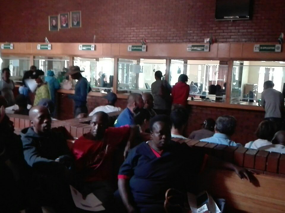 mohamedchodree's tweet photo. @CyrilRamaphosa hope u enjoying ur holidays, we r suffering with ur incompetent @HomeAffairsSA staff here in @WITBANK_NEWS #emalhaleni ...... ur staff enjoying meals while we suffocate , waiting!! #privatize  all government departments. ! https://t.co/kTVSQzT3bD